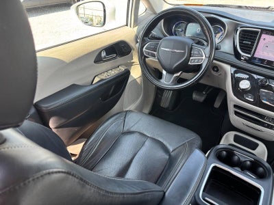 2022 Chrysler Pacifica Hybrid Touring L FWD