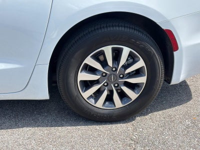 2024 Chrysler Pacifica Hybrid Select FWD