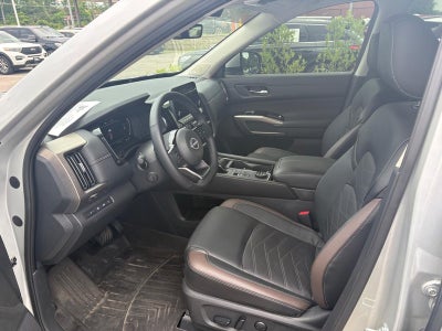 2025 Nissan Pathfinder Platinum 4WD