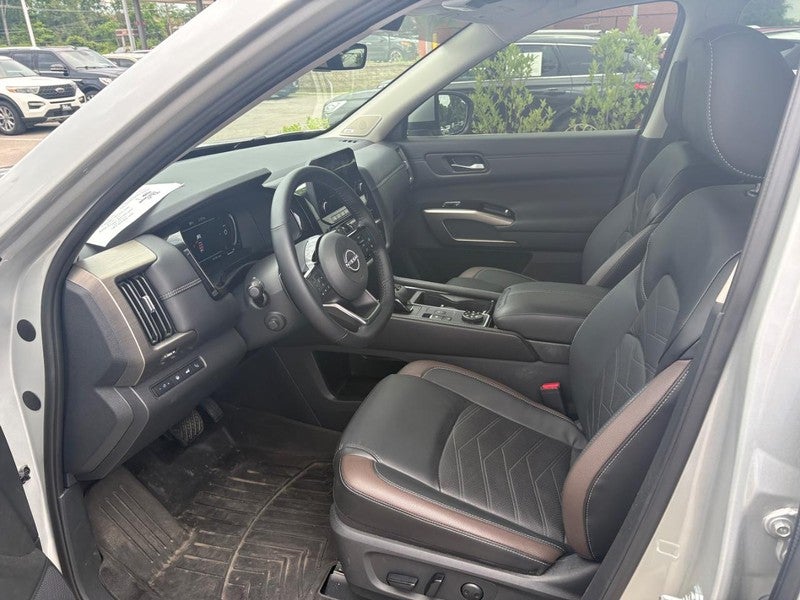 2025 Nissan Pathfinder Platinum 4WD