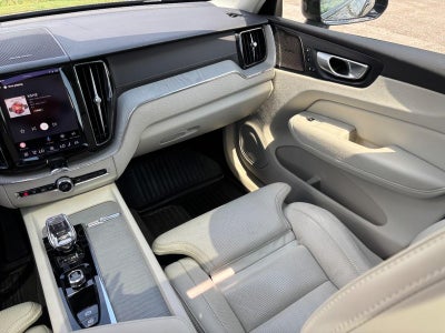 2024 Volvo XC60 B5 AWD Ultimate Dark Theme