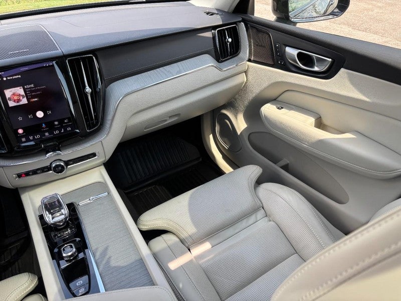 2024 Volvo XC60 B5 AWD Ultimate Dark Theme