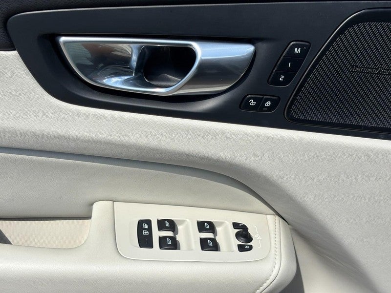 2024 Volvo XC60 B5 AWD Ultimate Dark Theme