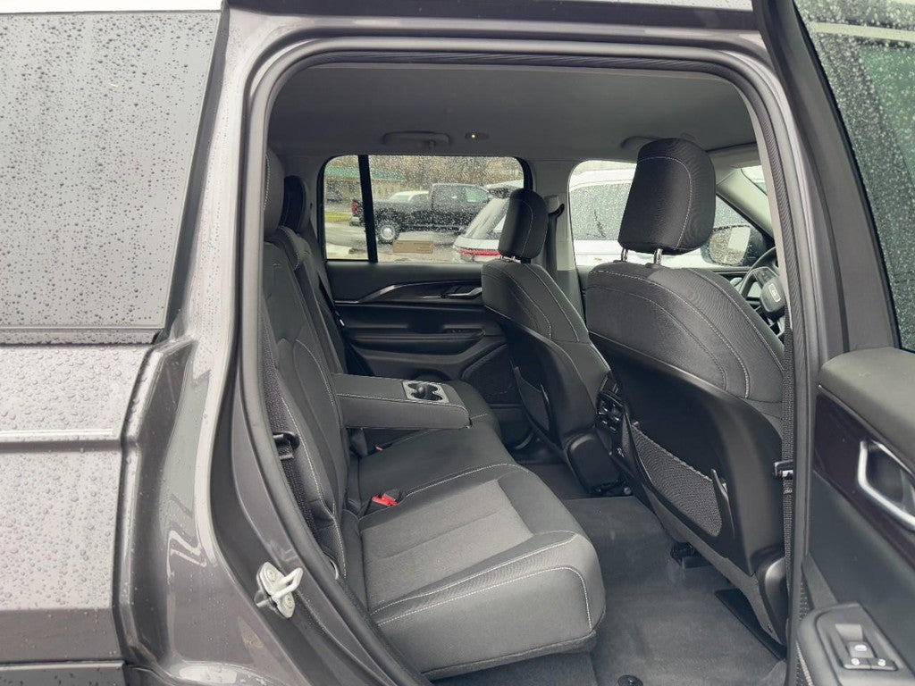 2023 Jeep Grand Cherokee Laredo 4x4