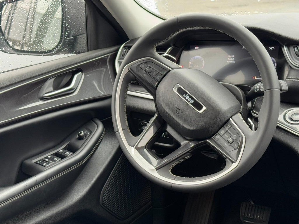 2023 Jeep Grand Cherokee Laredo 4x4