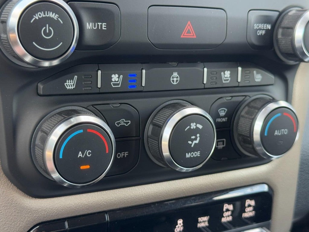 2020 RAM 1500 Laramie 4x4 Crew Cab 5'7" Box