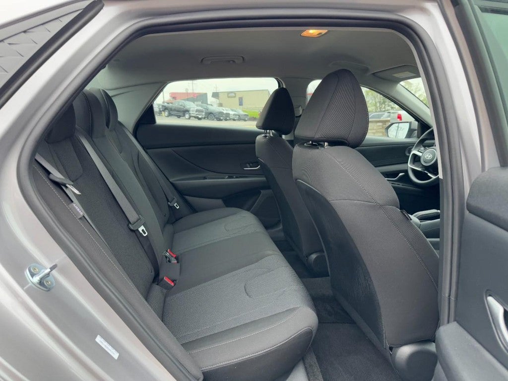 2025 Hyundai Elantra SE IVT