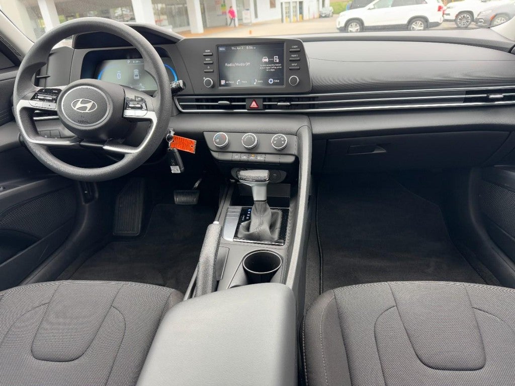 2025 Hyundai Elantra SE IVT