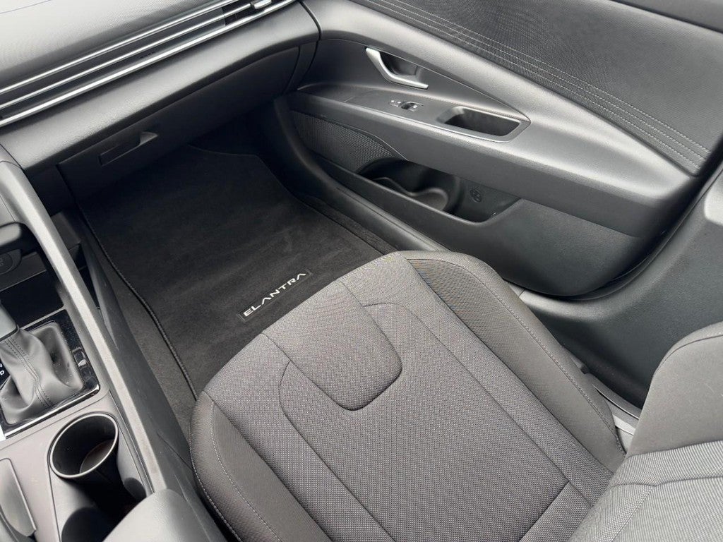 2025 Hyundai Elantra SE IVT