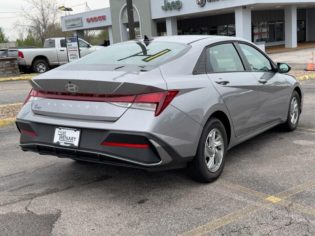 2025 Hyundai Elantra SE IVT