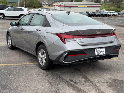 2025 Hyundai Elantra SE IVT