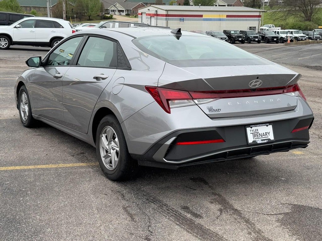 2025 Hyundai Elantra SE IVT