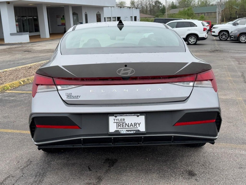 2025 Hyundai Elantra SE IVT