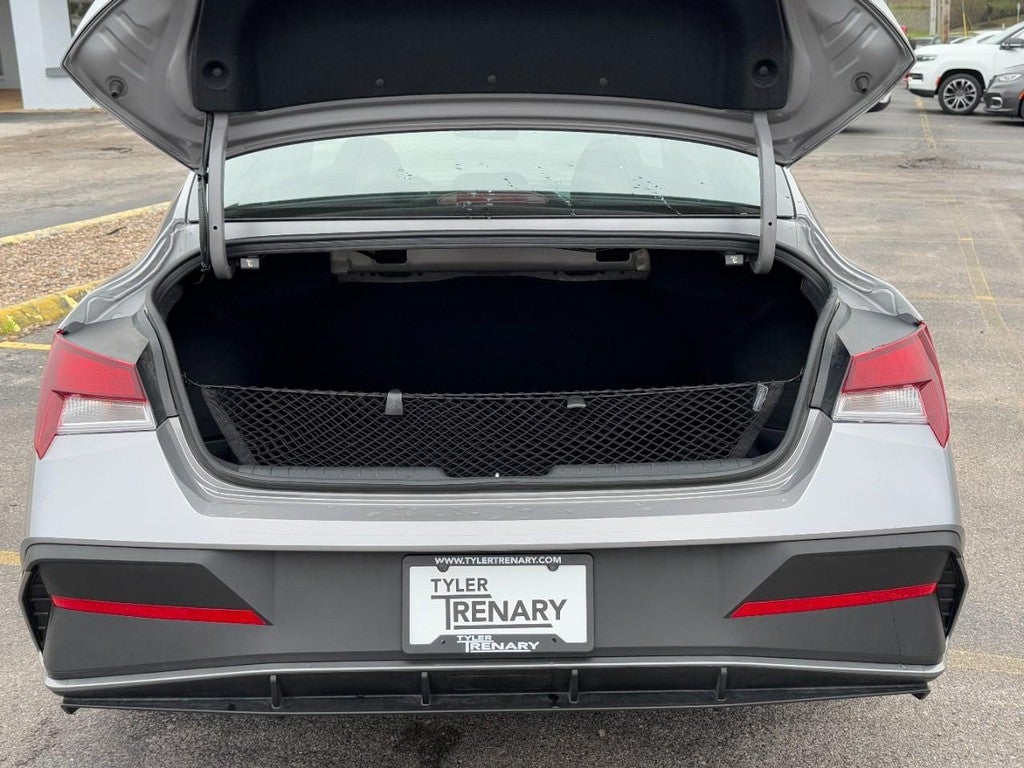 2025 Hyundai Elantra SE IVT