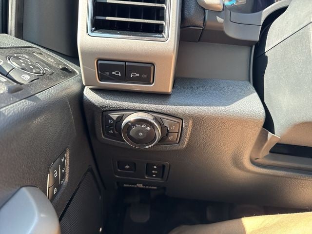 2022 Ford Super Duty F-350 DRW LARIAT 4WD Crew Cab 8' Box