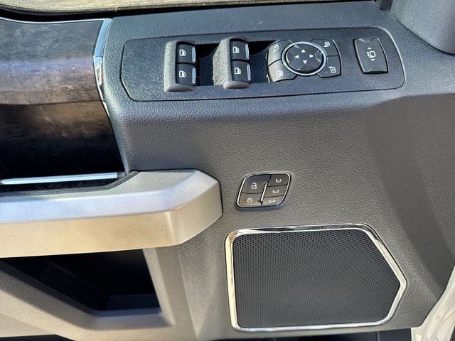 2022 Ford Super Duty F-350 DRW LARIAT 4WD Crew Cab 8' Box