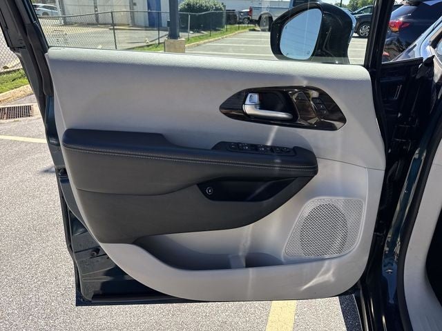 2023 Chrysler Pacifica Hybrid Limited FWD