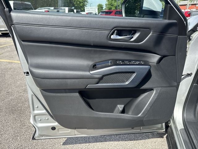 2025 Nissan Pathfinder SL 2WD