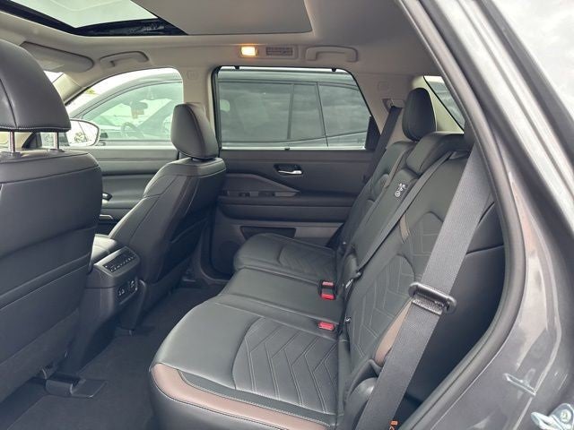 2025 Nissan Pathfinder Platinum 4WD