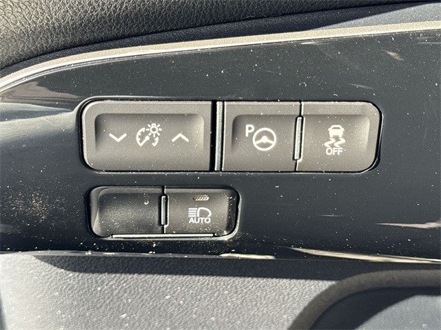 2022 Toyota Prius L Eco (Natl)