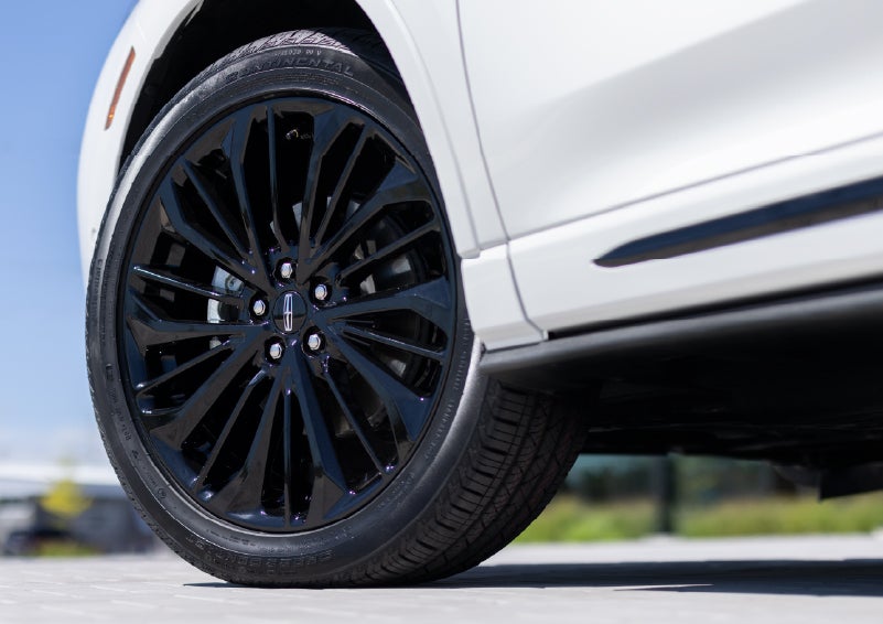 A stylish 20-inch black aluminum wheel of the available Jet Appearance Package is shown. | Dave Sinclair Lincoln in Ballwin MO