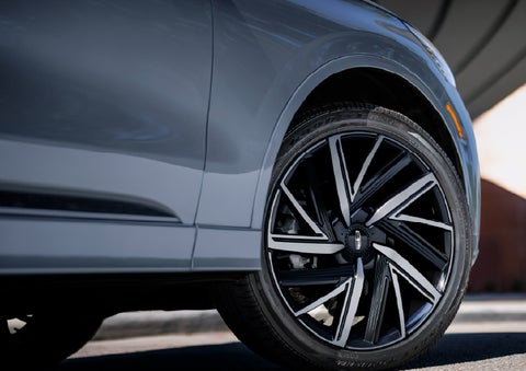The wheel of the 2027 Lincoln Aviator® Black Label™ SUV is shown slightly angled out. | Dave Sinclair Lincoln in Ballwin MO